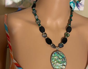 Collar con colgante redondo de abulón de 23 pulgadas y cuentas con piedras blancas.