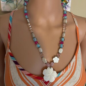 Collar de cuentas, collar con colgante de flor blanca
