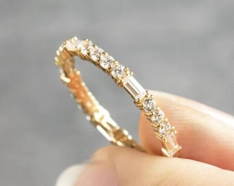 Ronde en stokbrood geslepen kleurloze Moissanite trouwring, volledige eeuwigheidsband, massief 14K geel goud, alternatieve stapelbare bijpassende band