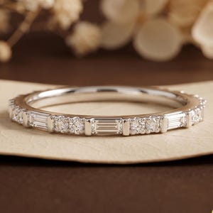 Anillo de media eternidad de moissanita incolora con tallas baguette y redonda, alianza de boda para mujer, alianza a juego para conjunto nupcial, regalo de aniversario.