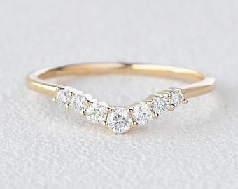 Ronde gesneden kleurloze Moissanite trouwring, massief 14K geel goud, band, Moissanite gebogen band, halve eeuwigheid Solitaire band, bruidsband