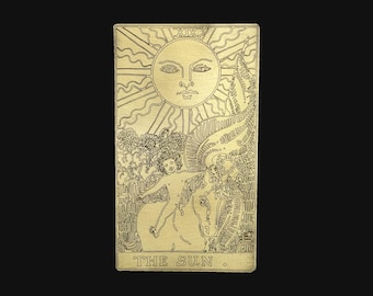 Carta dei Tarocchi del Sole in ottone, decorazione gioiosa incisa a mano per altare.