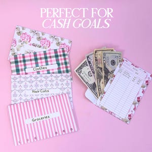 Könnte beinhalten: Vier rechteckige Bargeldumschläge mit den Beschriftungen Gifts, Clothes, Hair Cuts und Groceries. Ein Umschlag ist geöffnet und zeigt US-Dollarnoten sowie ein gedrucktes Transaktionsblatt. Der Text PERFECT FOR CASH GOALS steht oben.