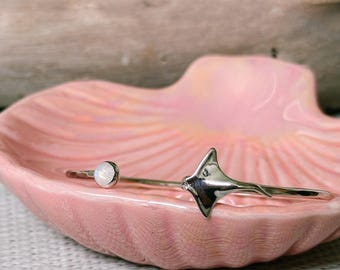 Manta Cuff z kamieniem oprawionym w ramkę