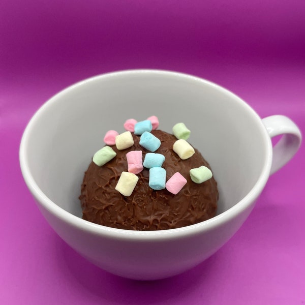 Hot chocolate bomb mit Marshmallows für heiße Schokolade