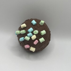 Hot chocolate bomb mit Marshmallows für heiße Schokolade Bild 3