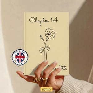 Può includere: Un libro color crema con il testo "Chapter 14" e un'illustrazione floreale. Il libro presenta un semplice disegno a tratto di un fiore con cuori. Il libro è tenuto nella mano di una persona.
