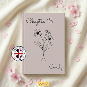 Pode incluir: Um diário rosa claro com o texto "Chapter 18" e o nome "Emily" em escrita preta. Uma ilustração floral preta está centrada na capa. O diário é rodeado por pétalas e flores cor-de-rosa.