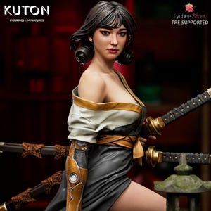 Könnte beinhalten: Detaillierte Figur einer Frau in einem traditionellen japanisch inspirierten Outfit, mit einem Schwarz-Gold-Farbschema. Die Figur hat einen Roboterarm und hält ein Katana. Das Bild enthält den Text "KUTON" und "Lychee Slicer PRE-SUPPORTED".