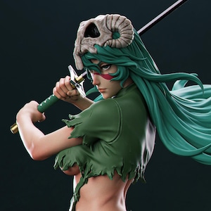 Puede incluir: Figura detallada de un personaje con largo cabello verde azulado y un tocado en forma de calavera con cuernos. El personaje viste una parte superior verde rasgada y sostiene una espada con una empuñadura verde. Marcas rojas están en la cara del personaje.