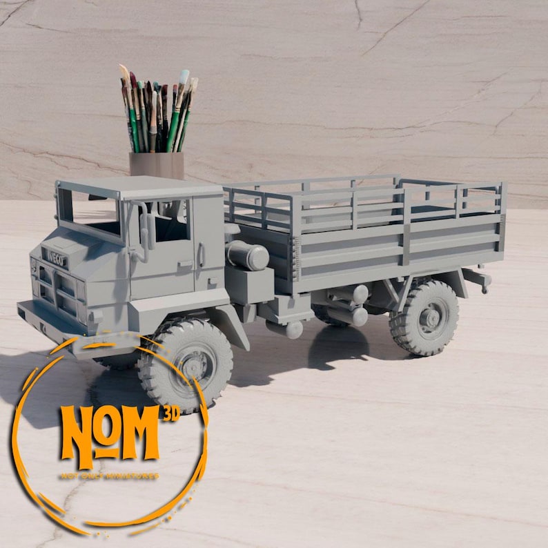 Puede incluir: Un modelo gris de un cami&oacute;n de plataforma con una cama de madera y un marco de metal. El cami&oacute;n tiene una cabina con un parabrisas y una puerta. El cami&oacute;n est&aacute; sobre una superficie de madera clara.