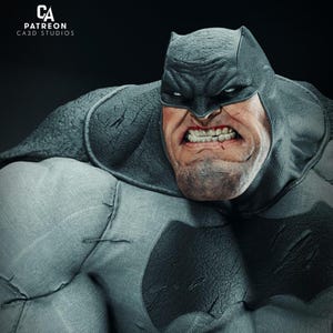 Peut inclure: Gros plan d'une figurine musclée dans un costume gris et noir avec un symbole de chauve-souris. Le visage de la figurine est déformé par une expression de colère, avec des dents visibles et un regard sévère. Le texte "CA Patreon CA3D Studios" est inclus.