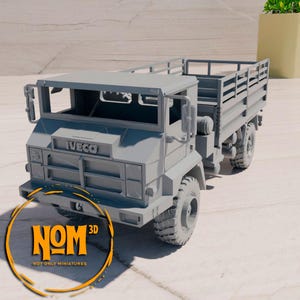 Puede incluir: Un modelo gris de un cami&oacute;n de plataforma con una cama de madera y una cabina que dice "IVECO" en la parte delantera. El cami&oacute;n est&aacute; sobre una superficie gris. El cami&oacute;n es un modelo impreso en 3D de "NOM 3D, NOT ONLY MINIATURES".