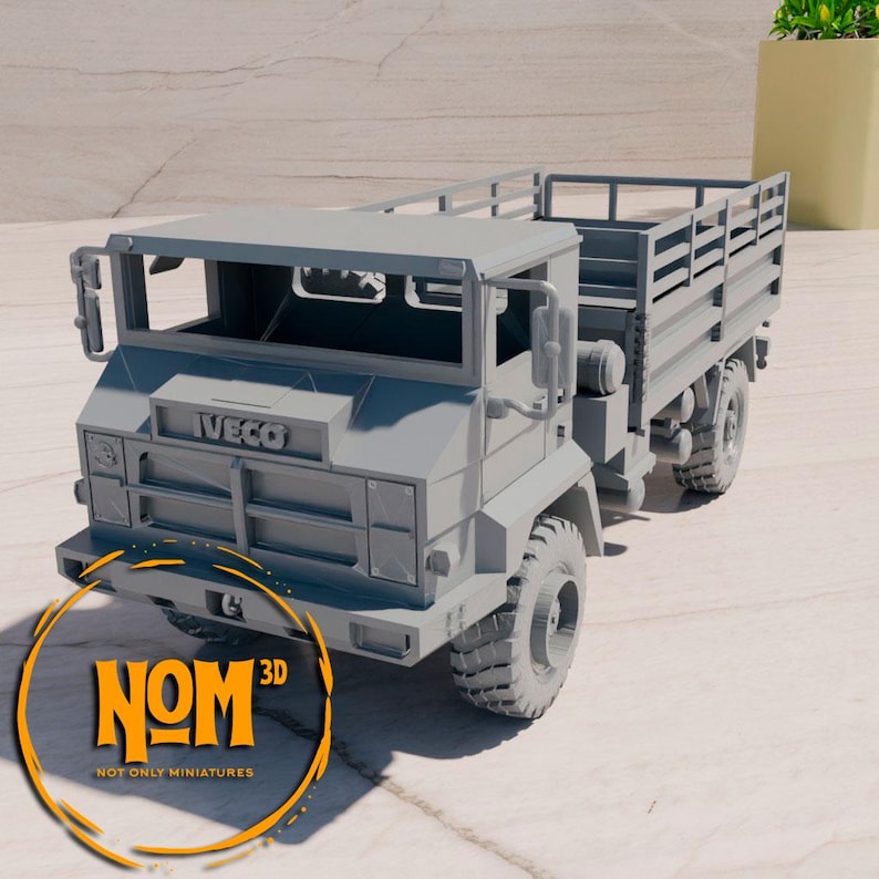 Puede incluir: Un modelo gris de un cami&oacute;n de plataforma con una cama de madera y una cabina que dice "IVECO" en la parte delantera. El cami&oacute;n est&aacute; sobre una superficie gris. El cami&oacute;n es un modelo impreso en 3D de "NOM 3D, NOT ONLY MINIATURES".