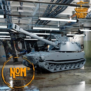 Puede incluir: Un modelo gris impreso en 3D de un obús autopropulsado con un cañón largo y una torreta giratoria. El modelo está sobre una superficie de hormigón gris. El texto "NOM 3D" y "ONLY MINIATURES" es visible en la parte inferior izquierda de la imagen. El texto "MAGNETIC TURRET" es visible en la esquina superior derecha de la imagen.