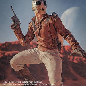 Puede incluir: Una ilustración de estilo vintage de un superhéroe con un casco y una chaqueta de cuero marrón, sosteniendo un arma de fuego. El fondo es un paisaje desértico con una gran luna en el cielo. El texto "ROCKETEER" se muestra en la parte superior de la imagen. El Rocketeer es un héroe audaz inspirado en las series de aventuras de la década de 1930. Creado por Dave Stevens, en un mundo de encanto Art Deco y glamour de Hollywood. Es una historia atemporal de coraje, libertad y aventura de gran altura.