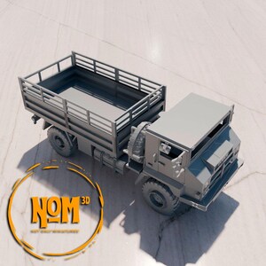 Puede incluir: Un modelo gris de un cami&oacute;n de plataforma con una cama de madera y una jaula de metal. El cami&oacute;n est&aacute; sobre una superficie blanca.