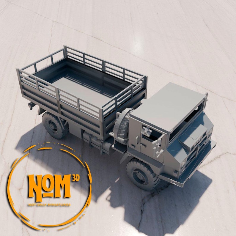 Puede incluir: Un modelo gris de un cami&oacute;n de plataforma con una cama de madera y una jaula de metal. El cami&oacute;n est&aacute; sobre una superficie blanca.