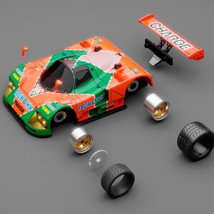 Könnte beinhalten: Explosionszeichnung eines Modell-Rennwagens in Orange, Grün und Weiß. Auf dem Wagen stehen die Wörter "RENNOWN" und "CHARGE". Das Bild zeigt abgetrennte Räder, einen Spoiler und andere Komponenten.