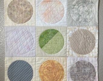 Nuevo edredón artístico Serenity de 25 x 25 pulgadas.