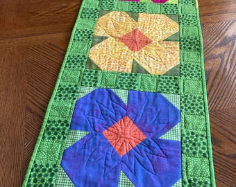 NEW Spring Posies Table Runner