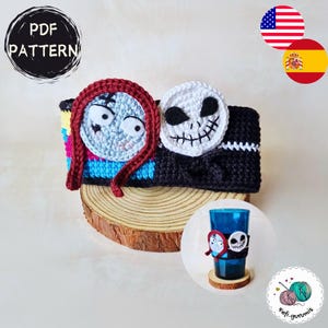 Puede incluir: Un portavasos de ganchillo en blanco y negro con Sally y Jack Skellington de Pesadilla antes de Navidad. El portavasos tiene una sección a rayas coloridas y el texto "PDF PATTERN".