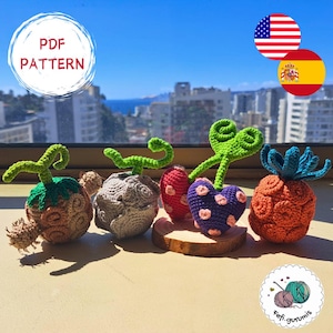 Puede incluir: Patrones de amigurumi de crochet para cinco frutas diferentes, incluyendo una piña, una fruta en forma de corazón y tres frutas redondas. Los patrones están disponibles en inglés y español. La imagen también incluye el texto "PDF PATTERN".