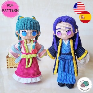 Puede incluir: Dos muñecos amigurumi hechos de ganchillo. El muñeco de la izquierda tiene el pelo color verde azulado, ojos azules y un conjunto rosa y rosa claro con una faja verde lima. El de la derecha tiene pelo morado oscuro, ojos morados y una túnica azul y amarilla.