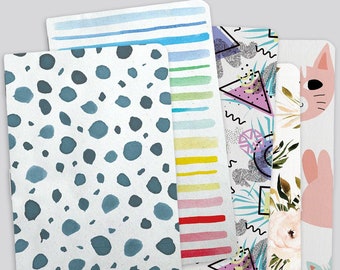Puede incluir: Un conjunto de seis papeles decorativos con diferentes patrones. Los papeles presentan una variedad de diseños, que incluyen lunares, rayas, formas geométricas y motivos florales. Los papeles son todos blancos con acentos coloridos.