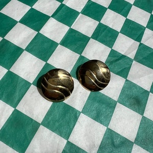 Waverly Vintage 90s Gold Button Round Clip On Earrings with Wave Engrave Cool Girl Gold Clip Earrings Sant Ambroeus 14th Street Collection