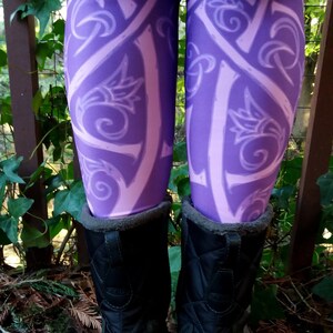 Wilde keltische Zweige, heißes Lila Ombre, keltischer Knoten, Blumen, Ombre Leggings, Knotenarbeit, verheddert, Ranken, Raver, Festival Hose, Tanz