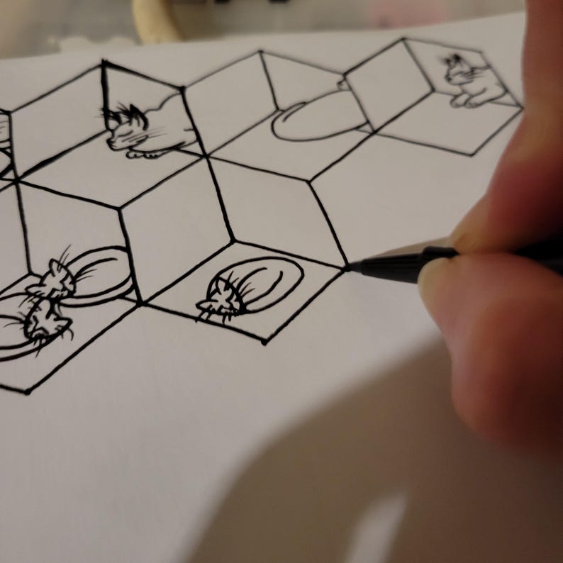 Puede incluir: Dibujo a tinta negra de gatos en formas geom&eacute;tricas. Los gatos est&aacute;n dibujados con un estilo minimalista, con l&iacute;neas y curvas simples. Una mano sostiene un bol&iacute;grafo negro, a&ntilde;adiendo al dibujo.