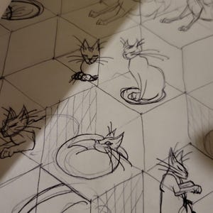 Puede incluir: Un boceto en tinta negra de gatos en varias poses sobre un fondo blanco. Los gatos est&aacute;n dispuestos en un patr&oacute;n geom&eacute;trico, cada uno parece estar dentro de un cubo. El estilo de dibujo es simple, con l&iacute;neas de l&aacute;piz visibles.