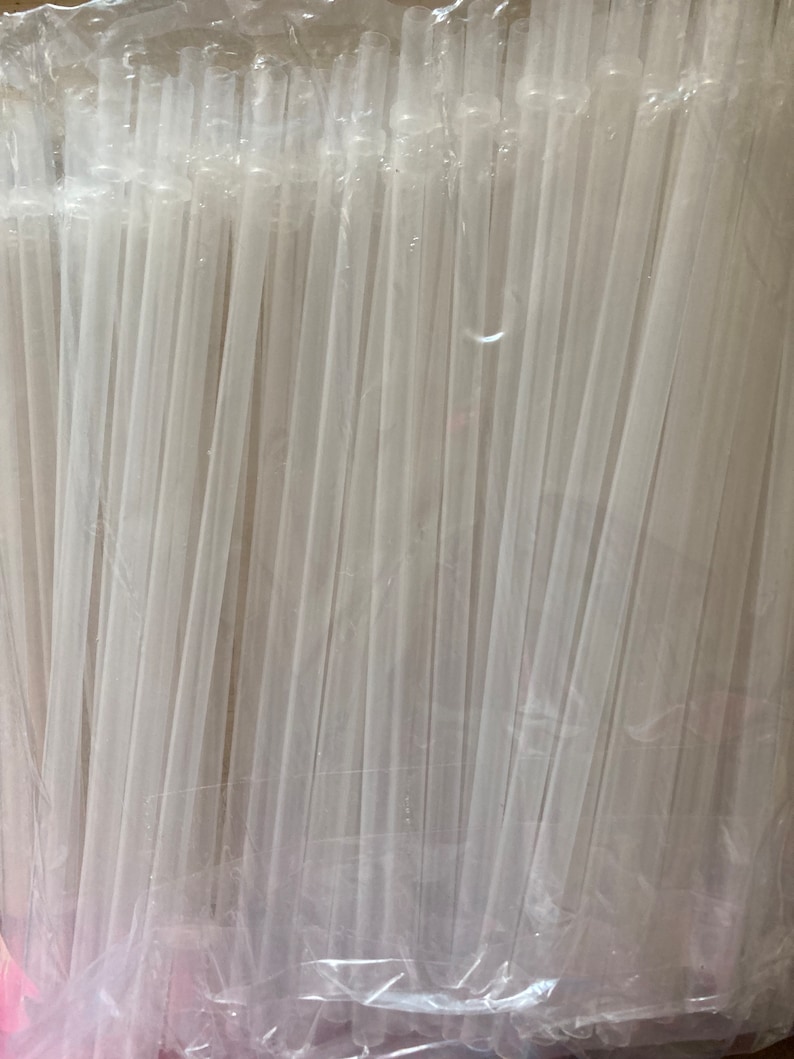 Puede incluir: Una bolsa de pl&aacute;stico transparente llena de una gran cantidad de pajitas de pl&aacute;stico blancas.