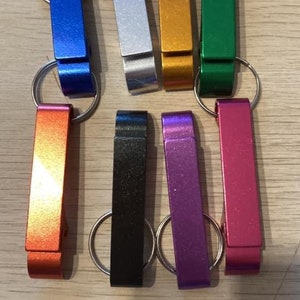 Puede incluir: Un juego de diez abridores de botellas con llaveros. Los abridores son de varios colores, incluyendo azul, plateado, dorado, verde, naranja, negro, morado y rosa.