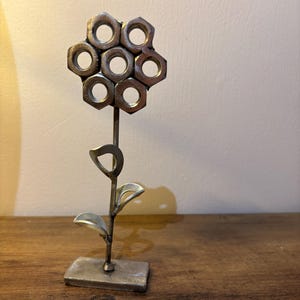 Handgemaakte gelaste metalen bloemsculptuur: gerecycleerde stalen moeren, ringenornament