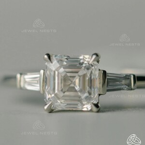 Verlobungsring 2.50 Karat Asscher Cut Lab Diamant Ring Drei Stein mit Baguette Verjüngung 14k 18k Weißgold