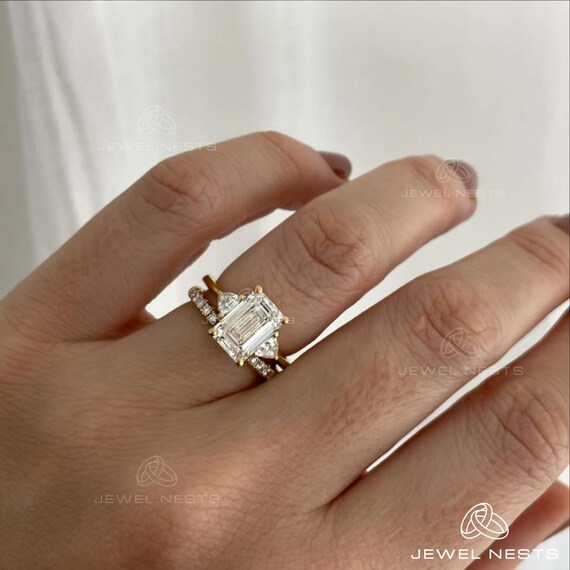 エメラルドリング 3ストーンデザイン 3 TCW エメラルドカットトリロジー、エメラルドスリーストーンリング