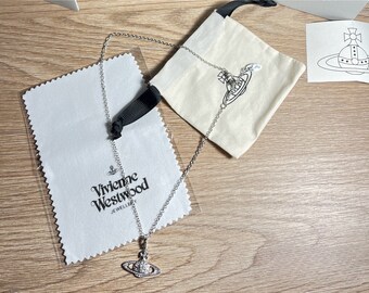 Pendentif Vivienne Westwood argenté - mode pour femmes - Collier pour femmes - collier