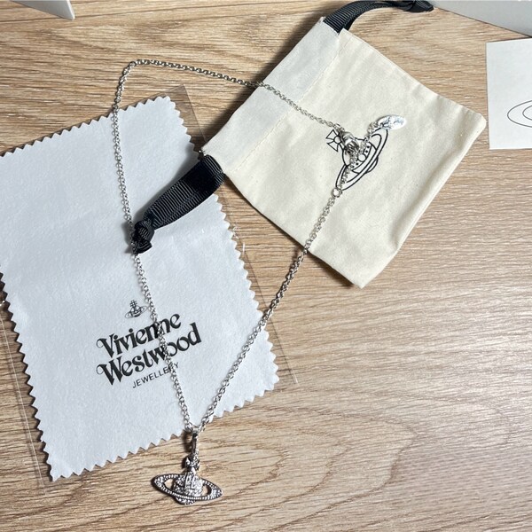 Pendentif Vivienne Westwood argenté - mode pour femmes - Collier pour femmes - collier