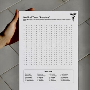 Könnte beinhalten: Ein medizinisches Wortsuchrätsel mit dem Titel "Medical Term 'Random'" mit einer Wortliste darunter. Das Rätsel zeigt ein Buchstabenraster und ein Caduceus-Symbol. Das Rätsel wird von Händen gehalten.