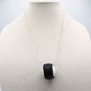Minimalistyczny czarno-biały naszyjnik z wisiorkiem. Łańcuszek ze srebra próby 925 o długości 24 cali. https://aenjewelry.etsy.com/
