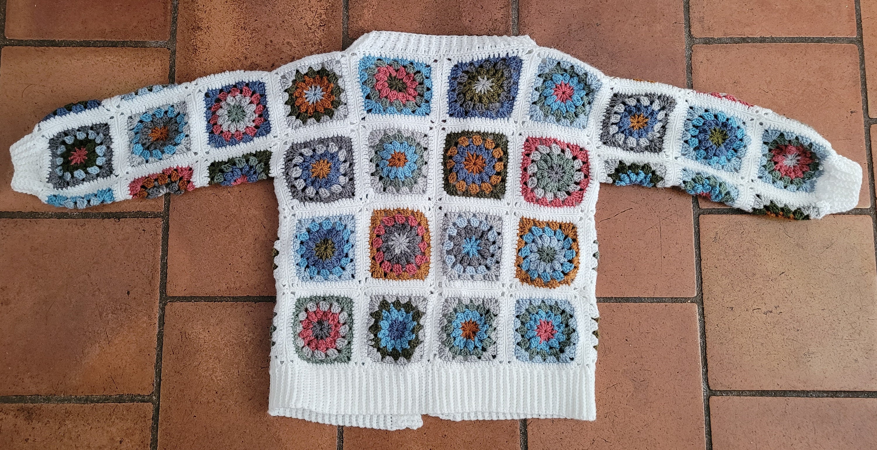 フラワーグラニースクエア カーディガン Crochet] (Part 1) Granny square cardigan - easy even for
