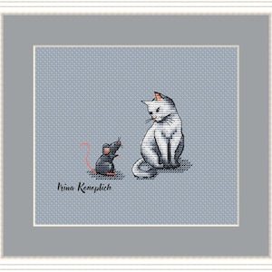 Könnte beinhalten: Ein Kreuzstichmuster mit einer sitzenden weißen Katze, die eine auf ihren Hinterbeinen stehende schwarze Maus betrachtet. Der Text "Irina Konoplich" befindet sich in der linken unteren Ecke des Bildes.