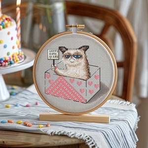 誕生日おめでとうクロスステッチパターン、ギフトのアイデア、憂鬱な猫、かわいい、面白い、クールな刺繍パターン、簡単な PDF パターンの即時ダウンロード
