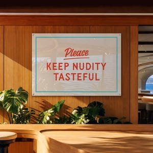 Può includere: Un cartello da parete rettangolare con sfondo bianco, bordo azzurro e testo rosso che recita "Please KEEP NUDITY TASTEFUL". Il cartello è montato su una parete rivestita in legno sopra un bancone bar con piante verdi posizionate sotto.