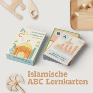 Könnte beinhalten: Ein Set mit 26 islamischen ABC-Lernkarten mit bunten Illustrationen und arabischer Schrift. Die Karten zeigen eine Moschee, einen Vogel und das Wort "Allah" in arabischer Schrift. Die Karten sind dazu gedacht, Kindern das arabische Alphabet und islamische Werte beizubringen.