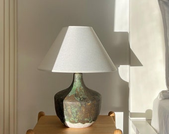 Lámpara de mesa de cerámica texturizada artística con pantalla de tela, lámpara de noche rústica minimalista para dormitorio, sala de estar y entrada, ideal como regalo para un nuevo hogar.