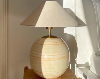 Lámpara de mesa de cerámica esmaltada en crema hecha a mano con pantalla de lino, lámpara de noche de estilo bohemio nórdico para sala de estar, entrada y dormitorio.