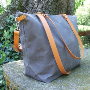 Draagtas van gewaxt canvas met leren riemen en ritssluiting, luiertas, weekendtas